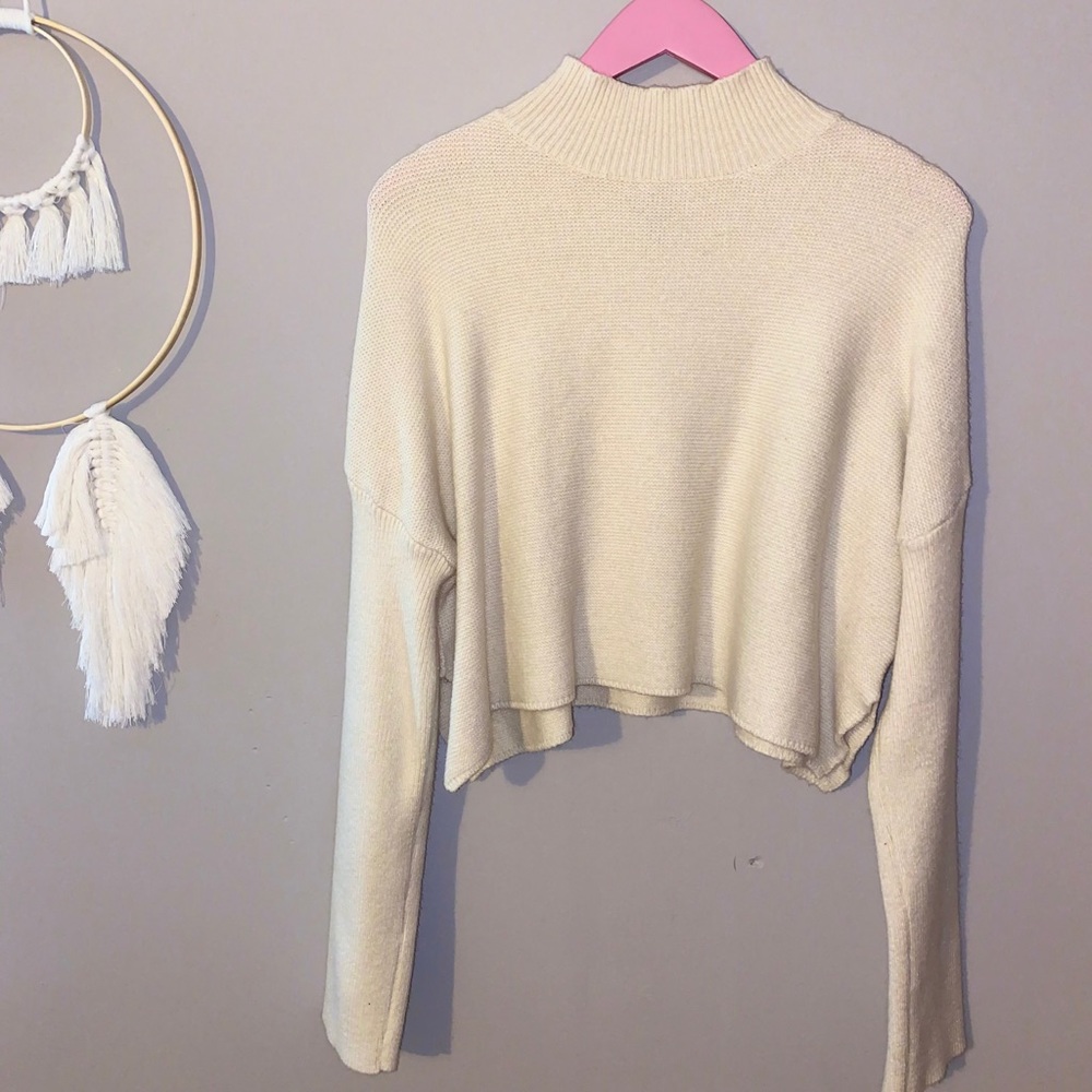 Low turtle neck crop sweater